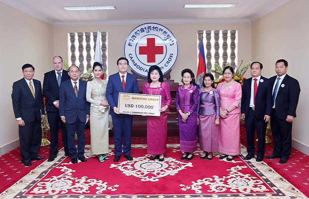 Lok Oknha Heng Sithy donated USD100,000 to the Cambodian Red Cross