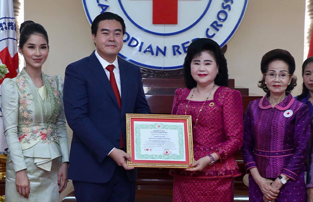 Neak Okhna Heng Sithy has donated the US $100,000 to the Cambodian Red Cross.