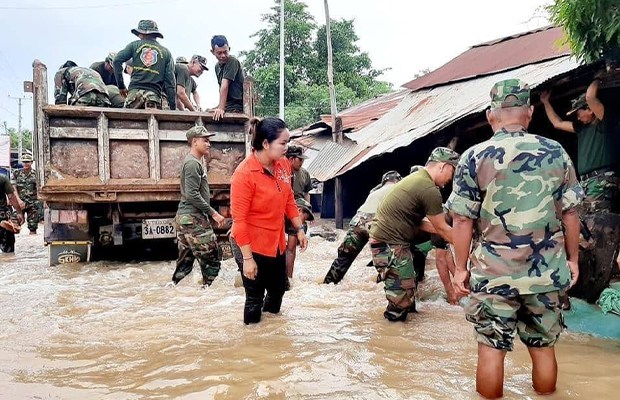 Lok Oknha Heng Sithy donated $ 100,000 for flooding in Cambodia