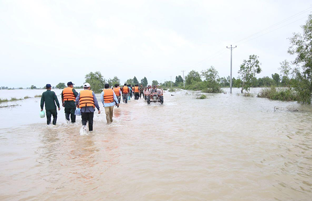 Lok Oknha Heng Sithy donated $ 100,000 for flooding in Cambodia